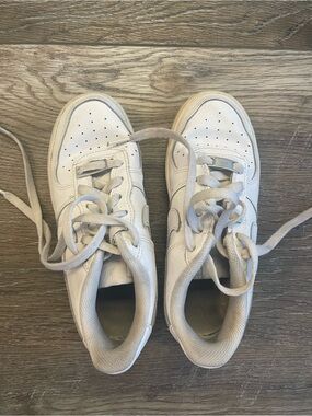 Nike Kids White Low-Top Air Sneakers good condition overall, slightly worn 4